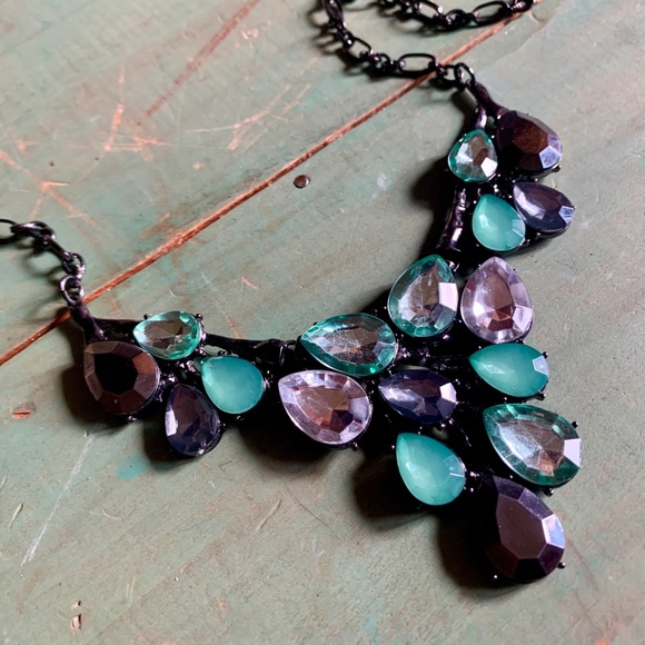 💚 Charming Charlie Black Metal Green Black Clear Acrylic Stone Necklace NWOT - Picture 2 of 6